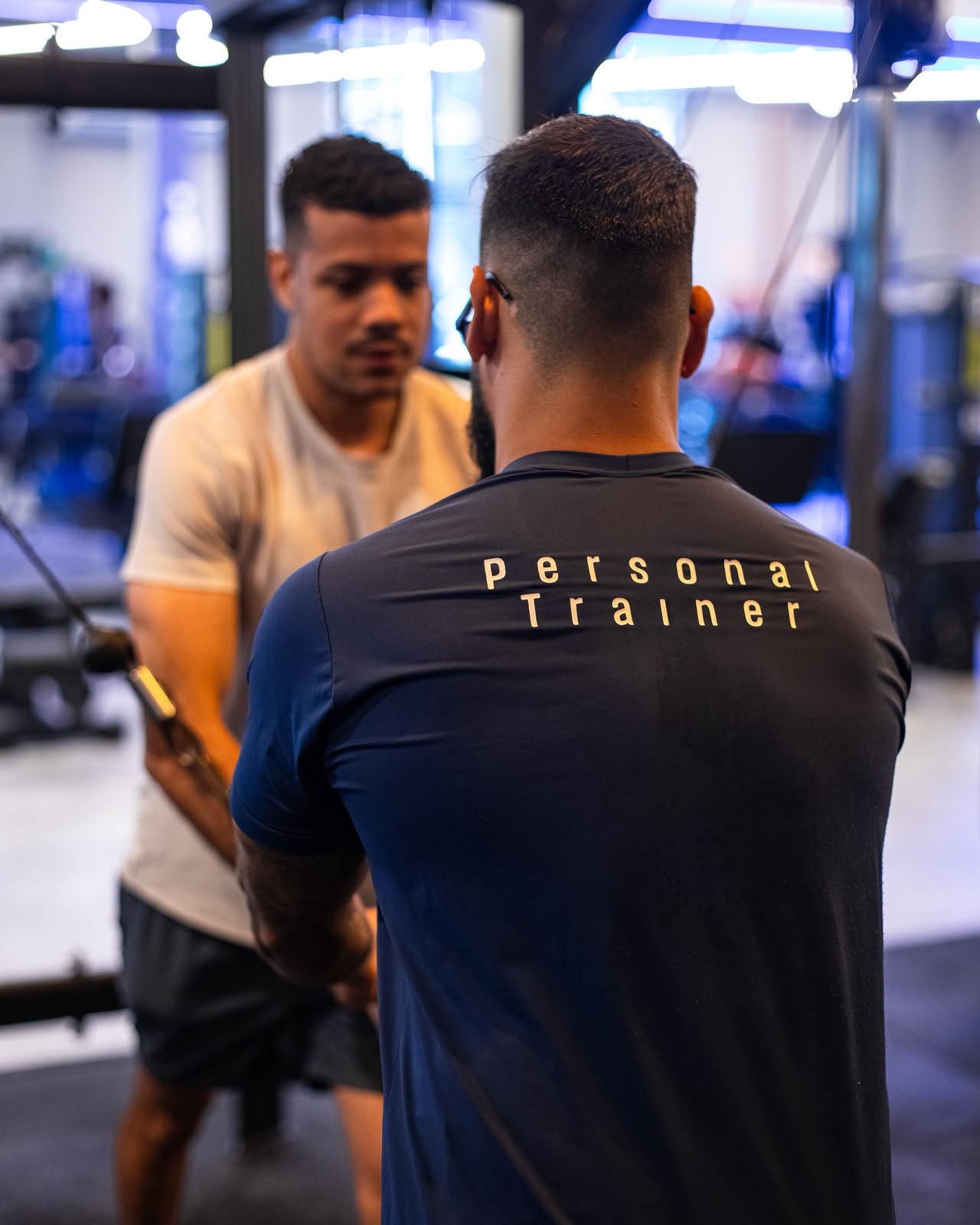 Personal trainer orientando aluno